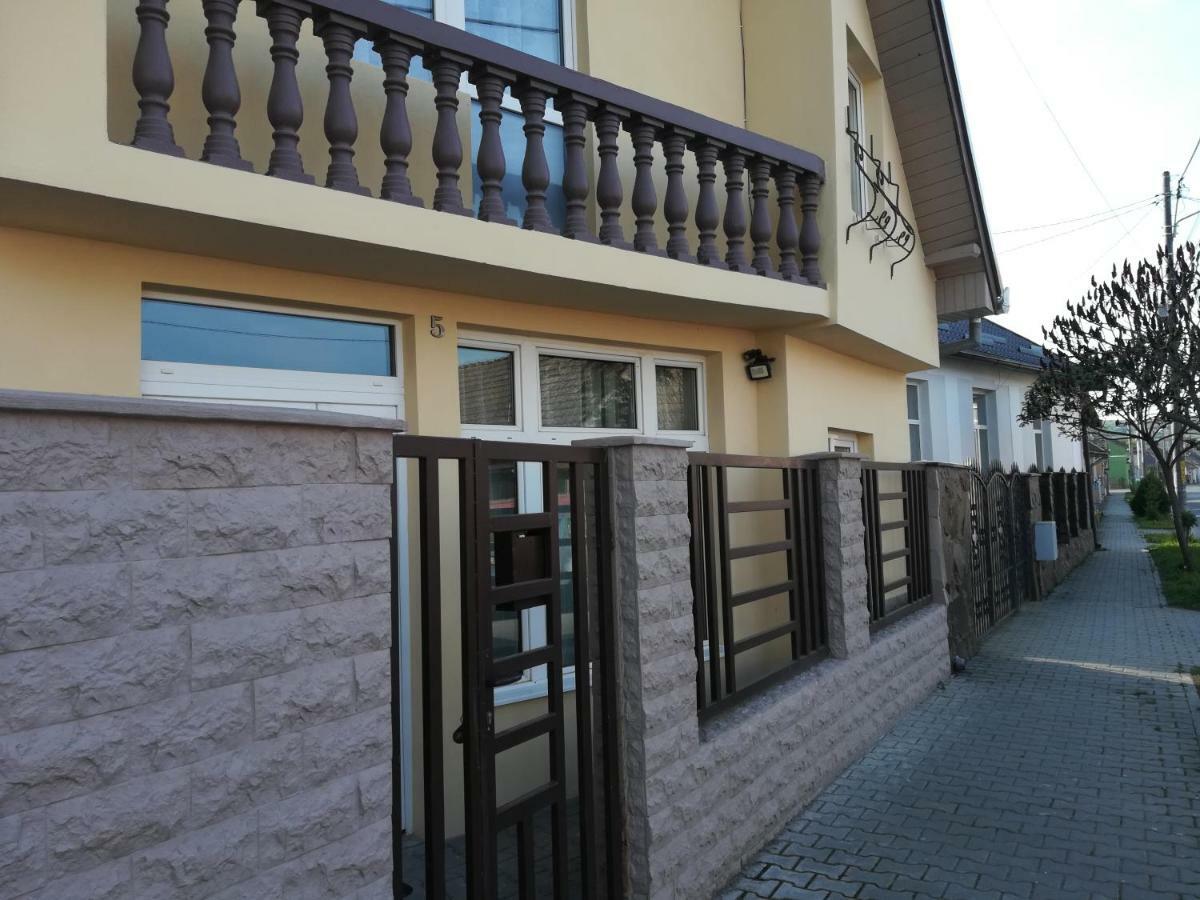 Five Villa Ludus Bagian luar foto